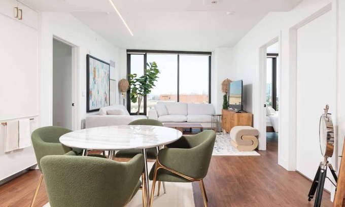 Bay Village Apartment | Back-Bay Upscale Central Penthouse W Roof-top
