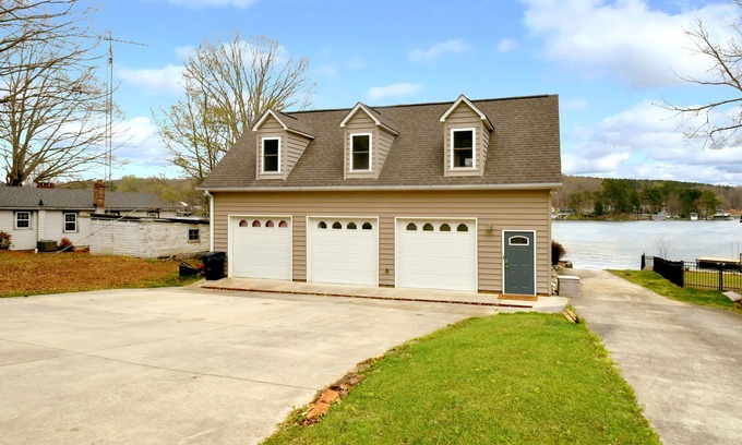 New London House | Discover Back Dat Boat Up Lakehouse: Pet-Friendly Escape