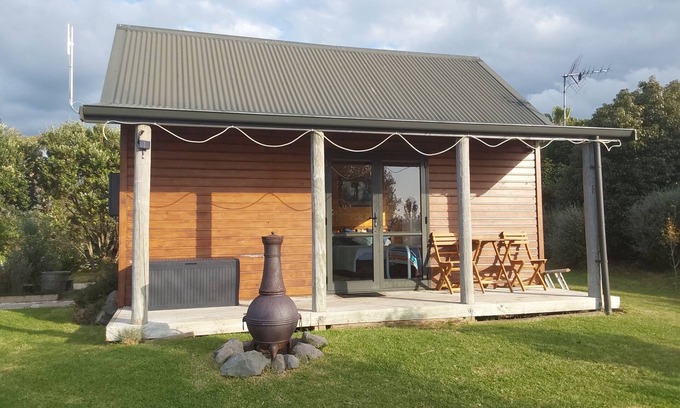 Whakamarama Cabin | Prime Location for a Relaxing Getaway with Ocean Views