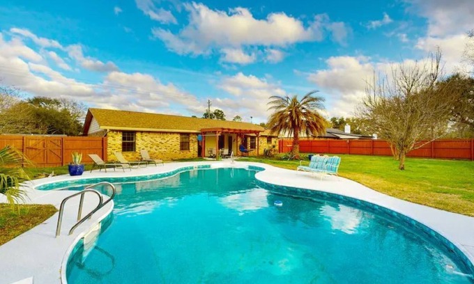 North Northwest Pensacola House | Pensacola Backyard Oasis: Pet-Friendly with Ocean View