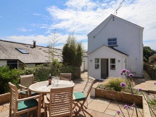 Charmouth House | Enchanting Backlands Farmhouse – Family-Friendly Retreat