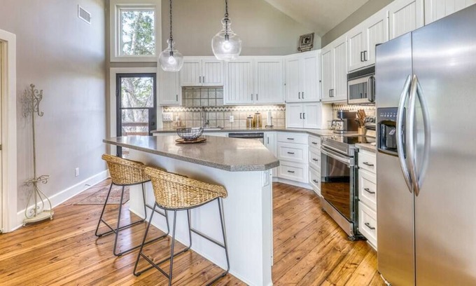 Brenham House | Scenic Getaway Near Brenham & Round Top with Breakfast
