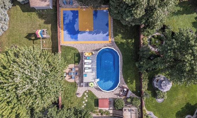 Sioux Falls House | Ultimate Escape: Poolside Retreat with Hot Tub & Ocean Views