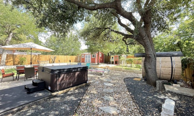 South Manchaca House | Relaxing Spa Oasis: Hot Tub, Sauna & Close to Downtown!
