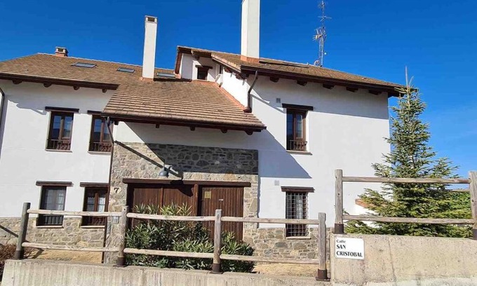 Badaguas Apartment | Inviting Badaguás Duplex: Family-Friendly Retreat in Pirineo