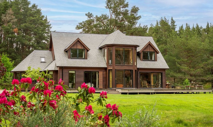 Carrbridge Cabin | Baddengorm Lodge: Perfect Retreat for 10 Guests with Pets