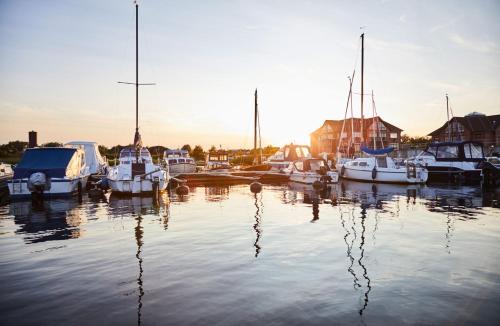 Hohen Wieschendorf Resort | Pet-Friendly Bades Huk Marina Hotel with Oceanfront Views