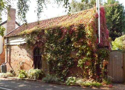 Rendham Apartment | Family-Friendly Retreat at Badger Cottage, Alde Garden
