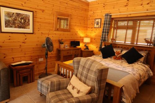 Telford Cabin | Explore Badger's Wood: Family-Friendly Retreat with Hot Tub