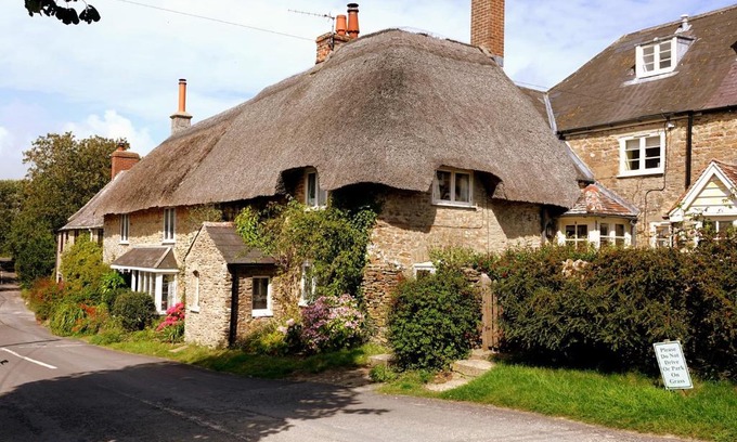 Littlebredy House | Family-Friendly Retreat at Badgers Cottage - Pet Welcomed!