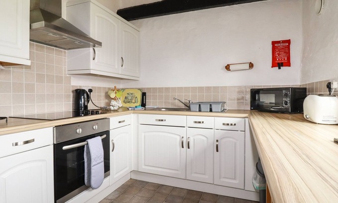Crowthorne Cottage | Family-Friendly Retreat at Badgers Sett with Kitchen Access
