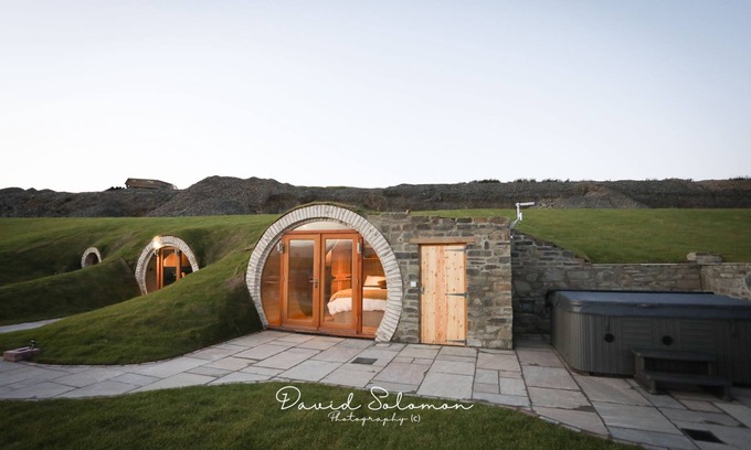 Rhayader Cottage | Explore Badgers View: Cozy Hobbit Hut for 6 with Spa