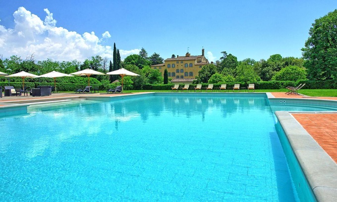 Cincelli Apartment | Discover Badia Di Campoleone: Pool & Breakfast Included