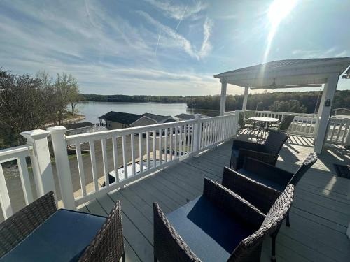 New London House | Badin Shores Resort - Excellent Lake View Home - Pools & Lots of Amenities - Great Porch Area - Family