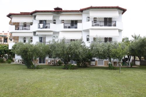 Toroni Apartment | Explore Badis Haus: Pet-Friendly Stay with Top Amenities