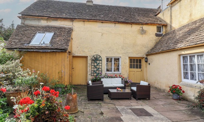 Badminton House | BADMINTON FARM COTTAGE, family friendly in Acton Turville