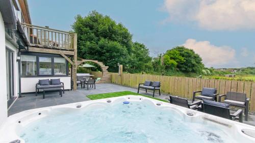 Georgeham House | Bag-End House: Unique Views, Balcony & Hot Tub Option
