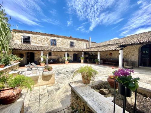 Alcamo Villa | Pet-Friendly Baglio Giganti: Top-Rated 4-Star Escape