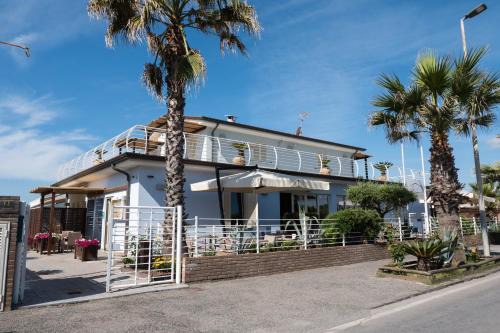 Marina di Carrara Hotel | Discover Bagno Lunezia: Oceanfront Stay with Beach Access