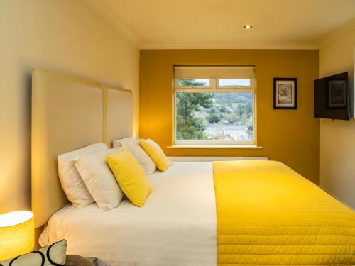 Bakewell Cabin | Pet-Friendly Bagshaw Lodge: Rated 9/10 with Breakfast Included