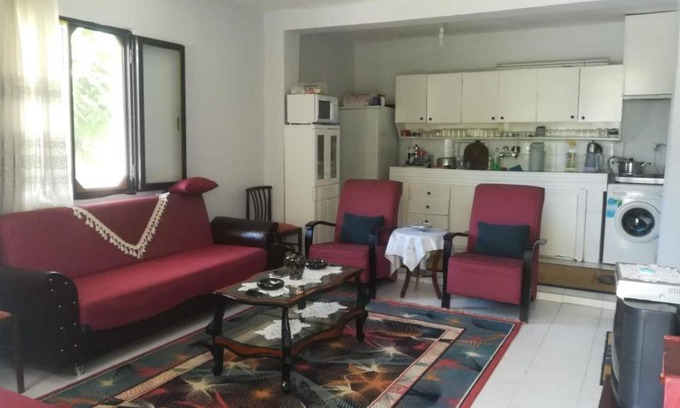 Aliaga Apartment | Seaside Bahçeli Retreat with Family and Pet-Friendly Perks