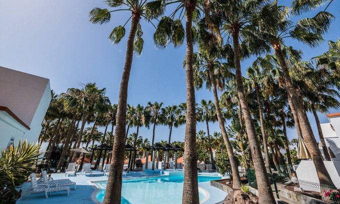 Bahia Calma Hotel | Discover Bahía Calma Beach: Family-Friendly Retreat