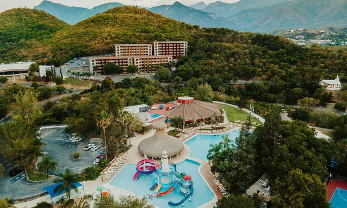 Santiago Hotel | Discover Bahía Escondida: Relaxing Pool & Spa Retreat