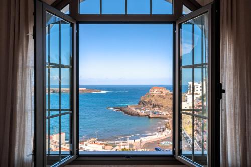 San Marcos Apartment | Beautiful Bahía Apartments with Oceanfront Pool Views