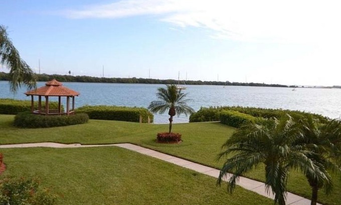 Isla del Sol House | Bright and Sunny Lakeside Villa with Pool & Child-Friendly Fun