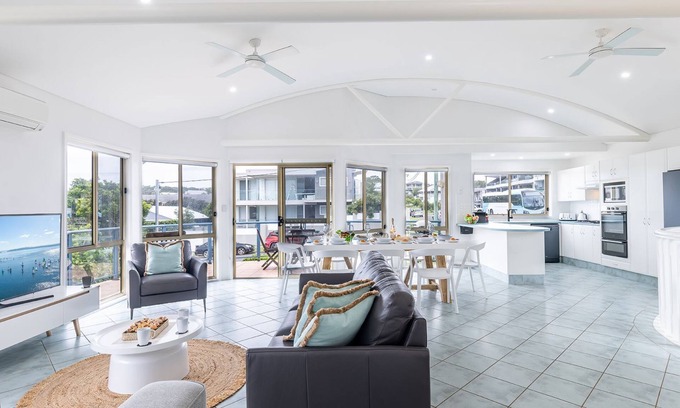 Fingal Bay House | Relaxing Baia Villa with Ocean Views and Modern Amenities