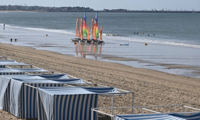 La Baule-Escoublac Apartment | Beachside Retreat in La Baule: 2 Bedrooms & Ocean Views
