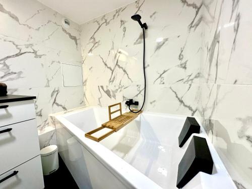 Villeneuve-la-Garenne Apartment | Modern Comfort at Baignoire Spa - Stylish 2-Room Retreat