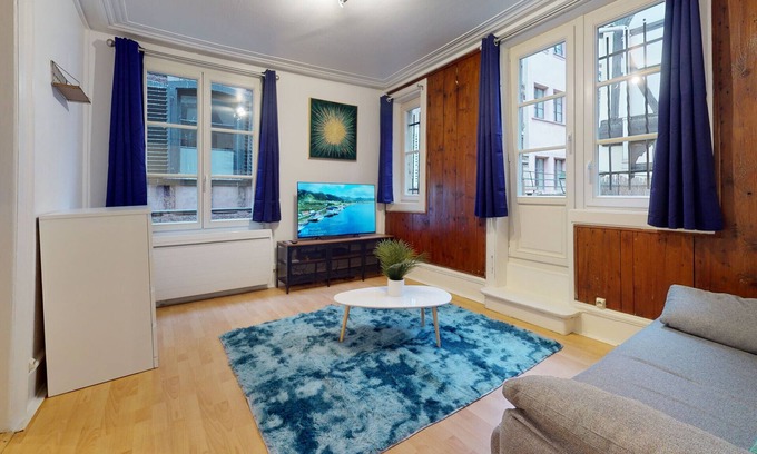 Krutenau Apartment | Comfortable Bail Mobilité - Magda: Terrace & Kitchen Amenities