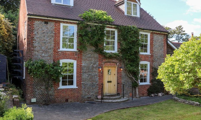Bursledon House | Bailey Cottage: Pet-Friendly Haven with Pool & Perfect Rating