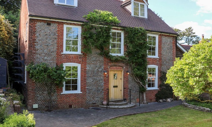 Bursledon Cottage | Cozy Bailey Cottage: Pet-Friendly Retreat in Bursledon