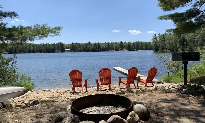Lewiston Cabin | Pet-Friendly Bailey’s Rustic Lakehouse on All-Sports Tee Lake