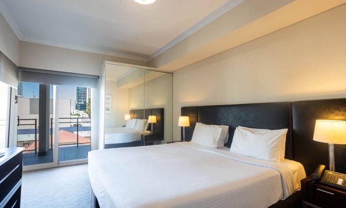 East Perth Apartment | Highly Rated Baileys Serviced Apartments with Spa & Kitchen