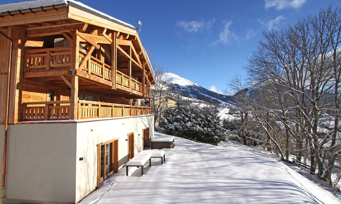 Huez-en-Oisans Ski Chalet | Private Hot Tub Retreat! Cozy Chalet in Village Center
