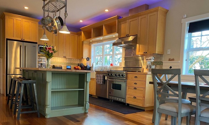 Bainbridge Island House | Bainbridge Island Craftsman next to the beach