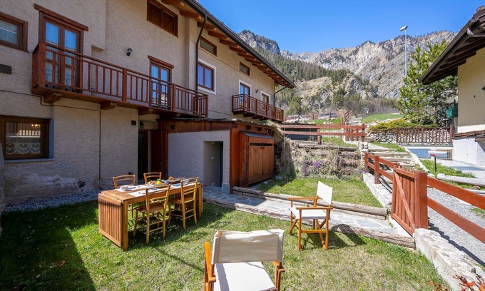Melezet Apartment | Explore Baita La Ciaburna: Skiing & Family-Friendly Stay