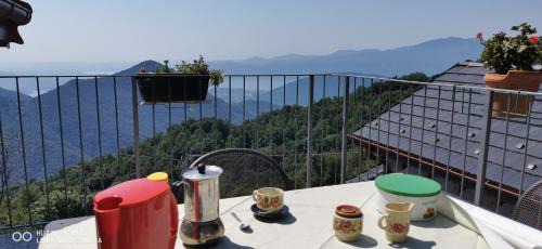 Intragna House | Scenic Baita Michele with Terrace and Lake View for 4 Guests