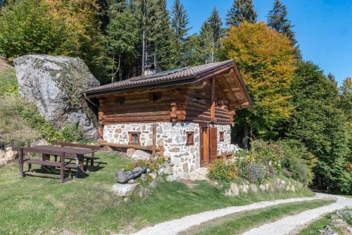 Porte di Rendena House | Top-Rated Baita Pizabornè: Pet & Child-Friendly Retreat