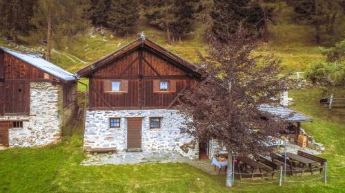 Peio Fonti Ski Chalet | Pet-Friendly Baita Vioz with Oceanfront Spa and 10/10 Rating