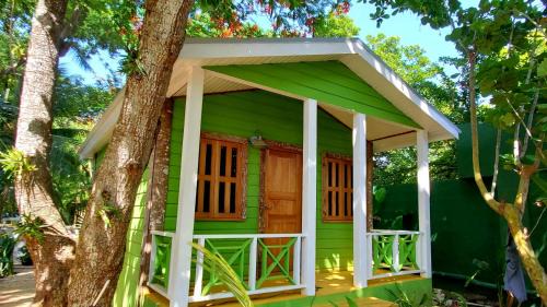 West End Cabin | Experience Bak A Yaad: Family-Friendly with Pool & Breakfast