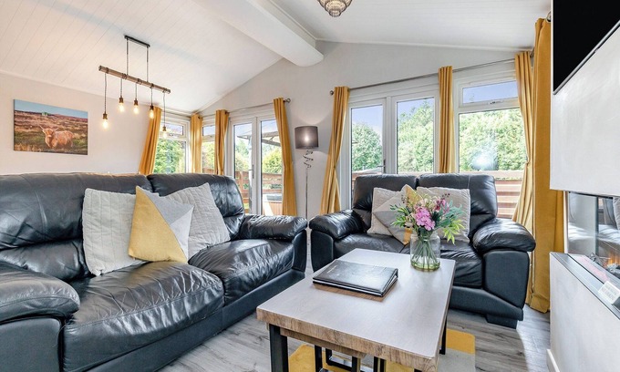 Longnor Ski Chalet | Elegant Lodge with Ensuite and Spa Amenities Awaits You