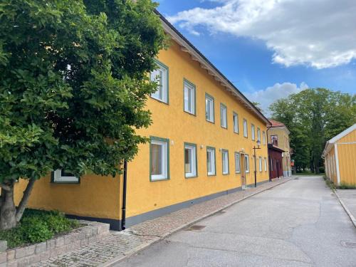 Gamla Staden-Nya Staden Hostel | Cozy Bakgårdens Vandrarhem: Breakfast & Family-Friendly Stays