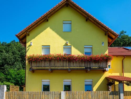 Nagyvisnyo House | Pet-Friendly Bakterház Vendégház with Oceanfront Views