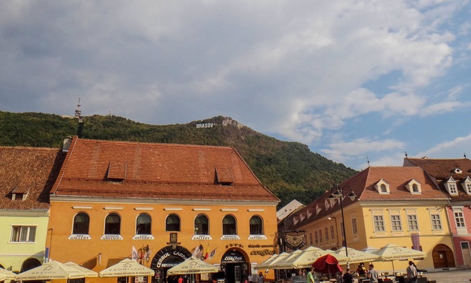 Brasov Old Town Apartment | Cozy Balcescu Apartment in the Heart of Historic Centre