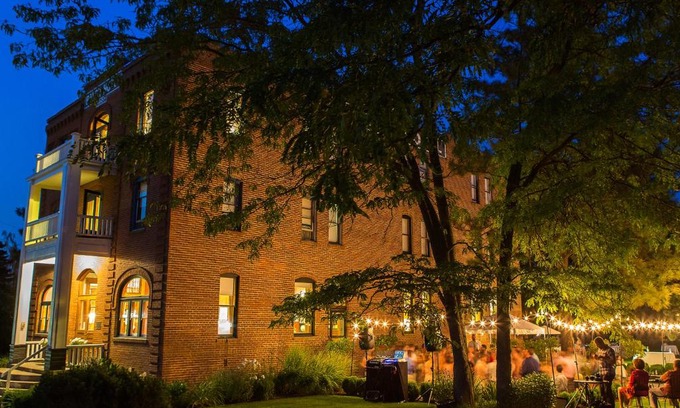 Dufur Hotel | Charming Balch Hotel with Breakfast & 9/10 Guest Rating