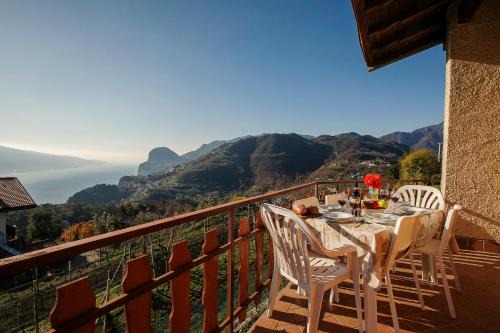 Voltino Apartment | Scenic Retreat at Balcone Panoramico sul Garda - Happy Rentals